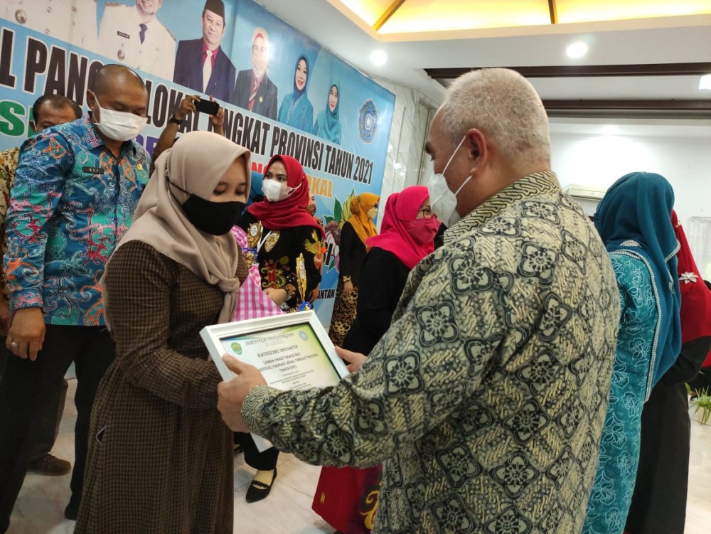 Isran Serahkan Langsung Hadiah Kepada Pemenang Lomba Festival Pangan Lokal