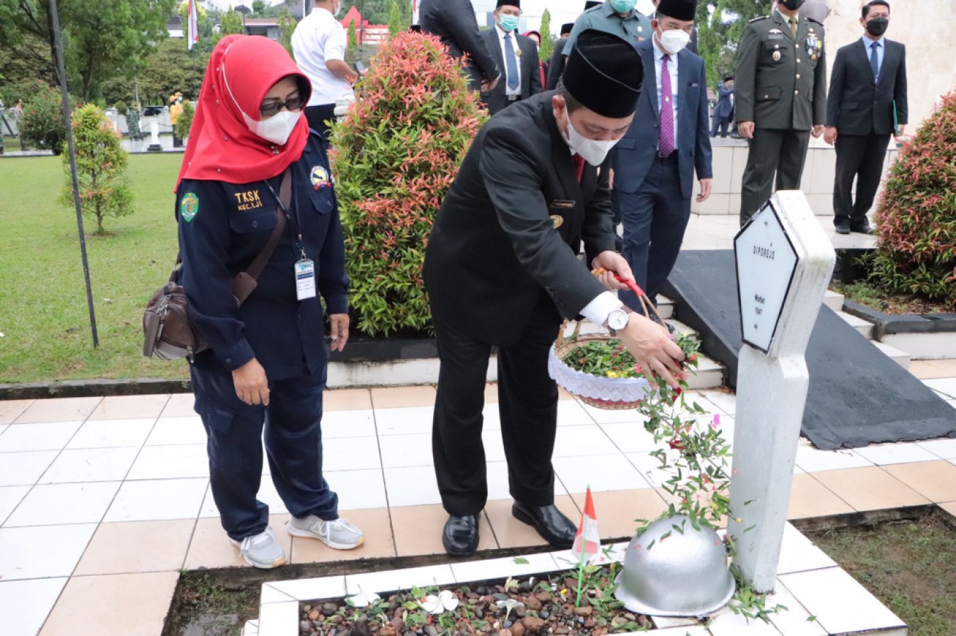 Peringati Hari Pahlawan, Wagub Hadi Ziarah Ke TMP