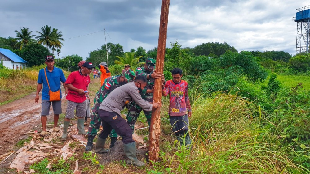 Humanis dan Bersinergi, Satgas Pamtas RI-PNG Yonif 611/Awang Long Besama Terangi Jalan