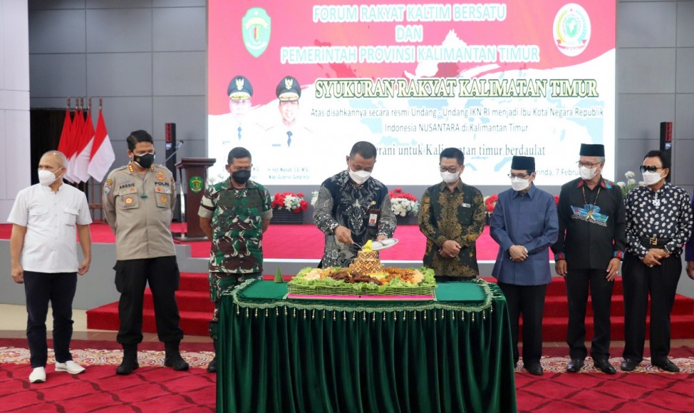 Gelar Syukuran IKN Nusantara, Rakyat Kaltim Potong Tumpeng