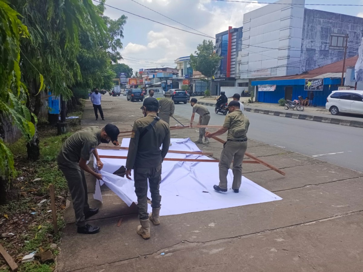 Tertibkan Puluhan Baliho, Spanduk Tak Berizin dan Kadaluarsa