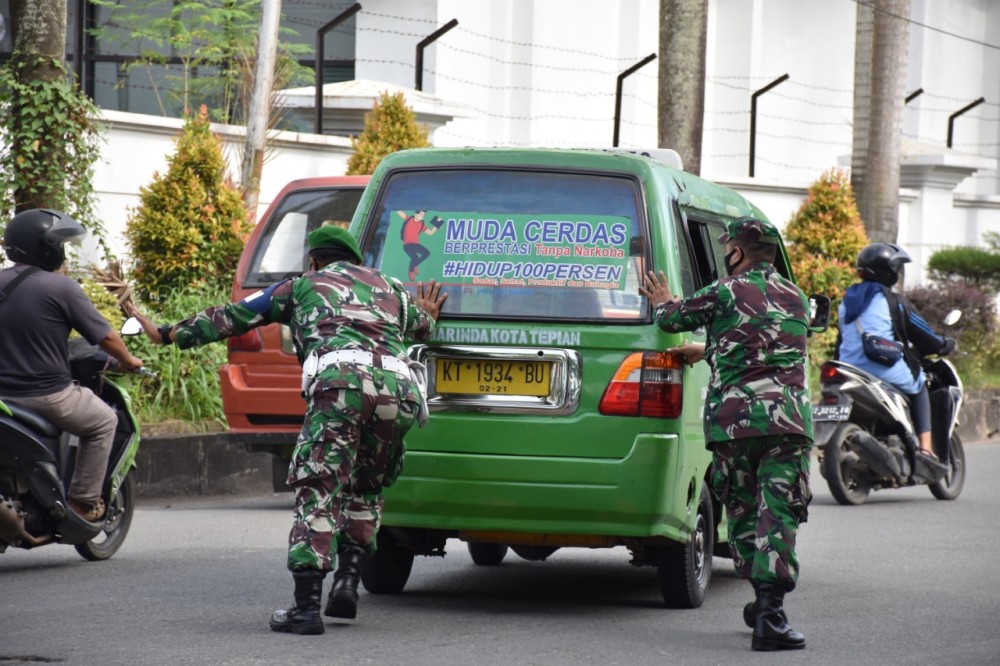 Bagi Masker, Prajurit Korem 091/ASN Dorong Mobil Mogok