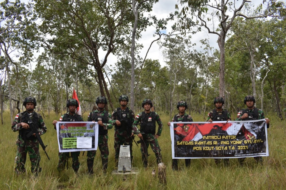 DEMI NKRI, SATGAS YONIF 611/AWANG LONG LAKSANAKAN PATROLI BATOK BATAS WALAU DILANDA HUJAN LEBAT