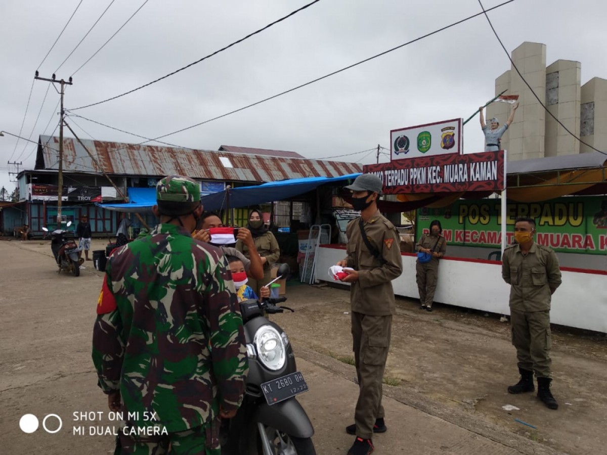 Jaring Pelanggar Prokes, Babinsa Muara Kaman Berikan Masker