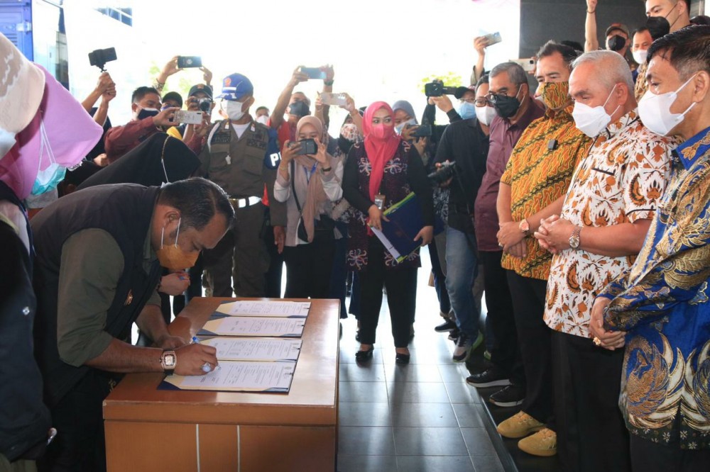 Gubernur Kaltim Serahkan Bantuan Paket Sembako Ke 5 Kab/Kota