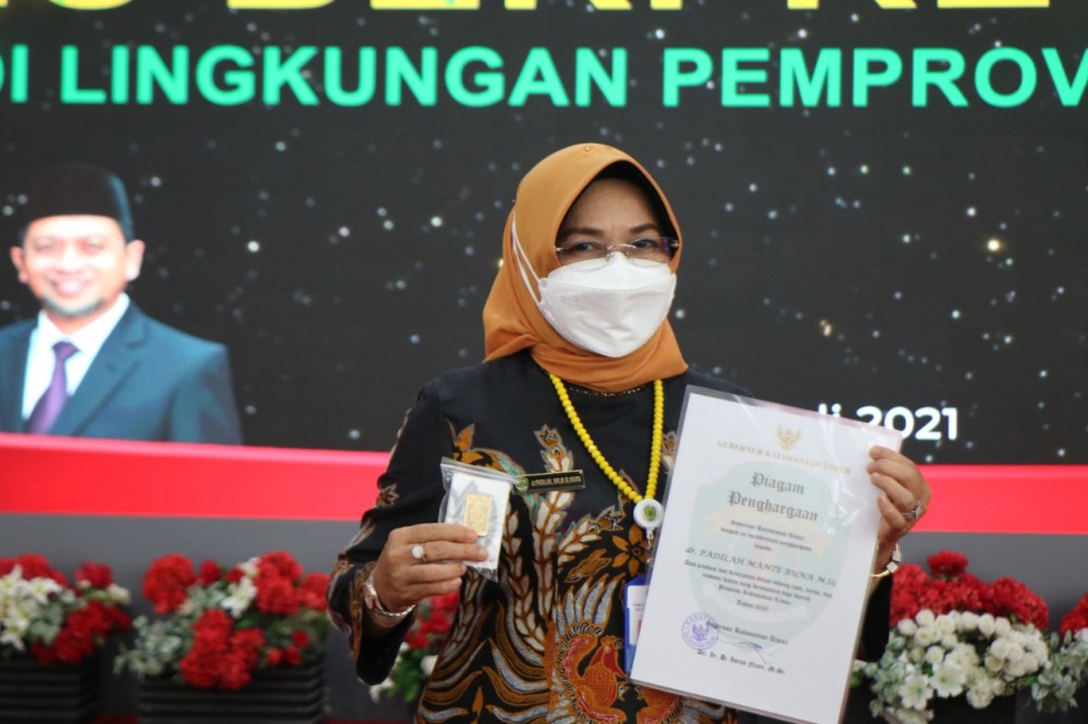 Padilah Terima Penghargaan PNS Berprestasi   