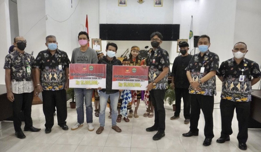 Dinsos Kaltim Serahkan Bantuan Kearifan Lokal dan Santunan Korban Meninggal Akibat Bencana Sosial