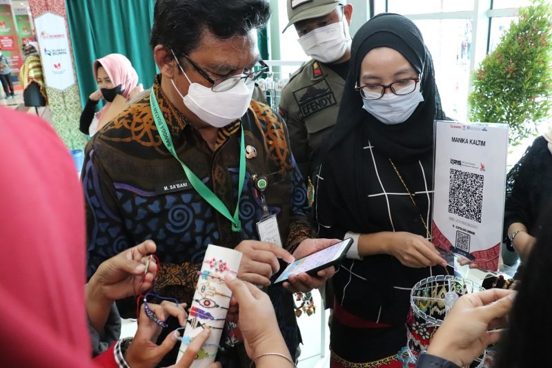 Sekprov Kaltim Transaksi Gunakan QRIS di Stand Pameran Gernas BBI 2021