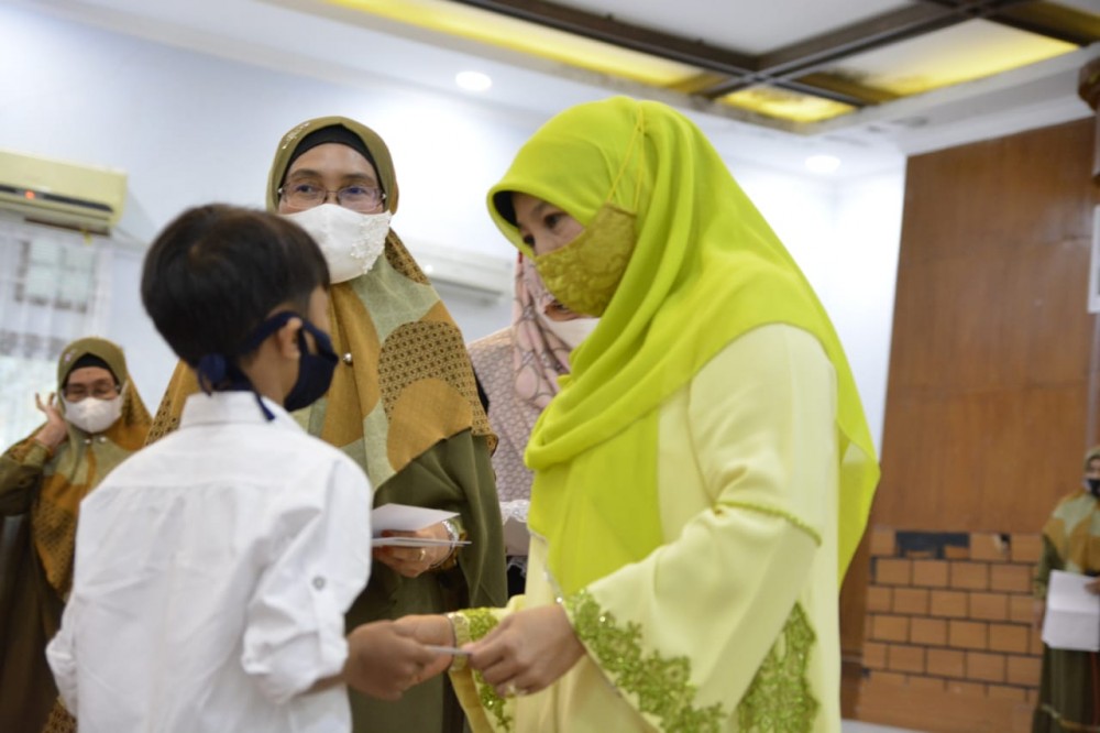 PKK Kaltim Serahkan Santunan Anak Yatim dan Kaum Dhuafa