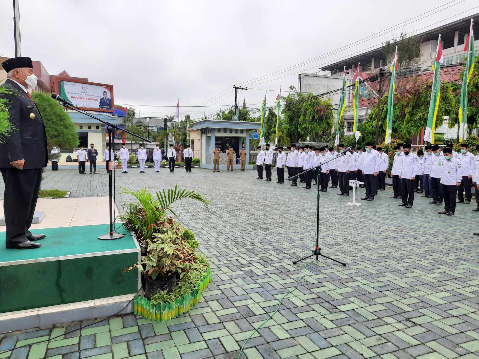 Upacara Diiringi Rintikan Hujan