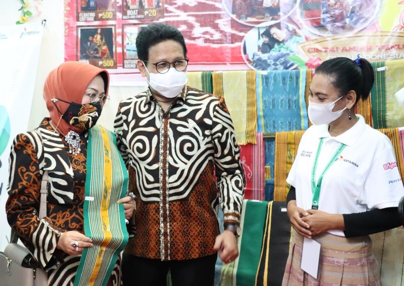 Booth Pameran Menarik Perhatian Gus Menteri Beserta Istri