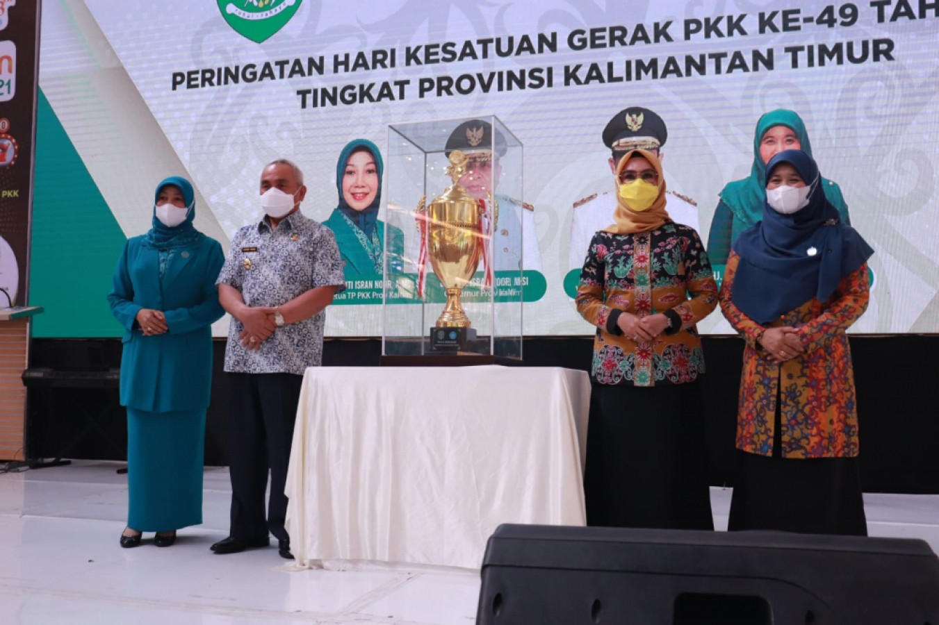 TP PKK Kota Balikpapan Terima Piala Bergilir, Juarai Dasa Wisma Tingkat Provinsi Kaltim