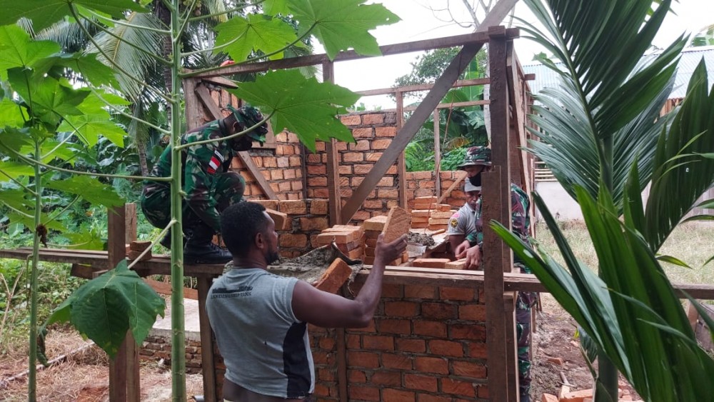 Tingkatkan Kesehatan Warga, Satgas Pamtas Yonif 611Bantu Membuat MCK