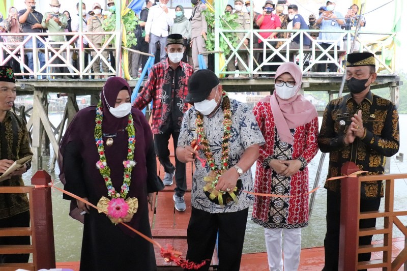 Gubernur Kaltim Bantu Sarana Wisata Di Kampung Warna Warni