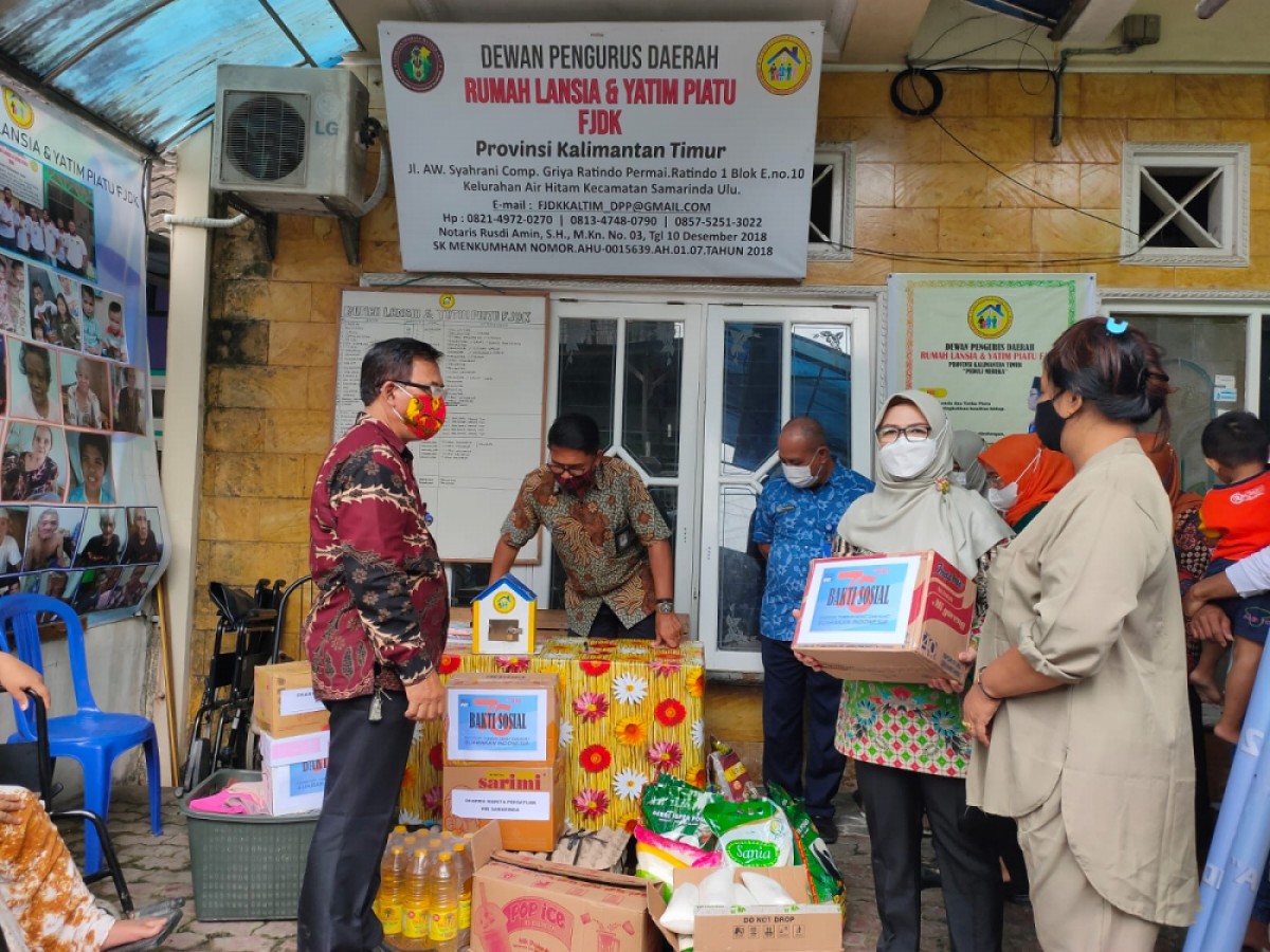 Ringankan Beban Masyarakat, RRI Bagi Paket Sembako