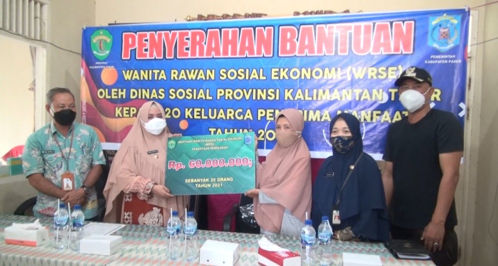 Wabup Paser Serahkan Bantuan 60 Juta kepada 20 Wanita  Rawan Sosial Ekonomi