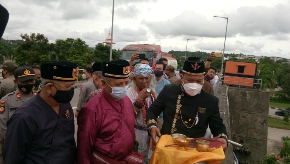 Gelar Prosesi Tepong Tawar di Jembatan Kutai Kartanegara