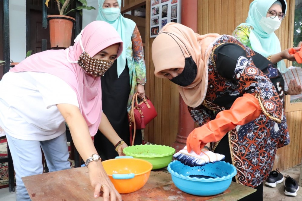 Yuli Ajak Membatik Dengan Teknik Shibori