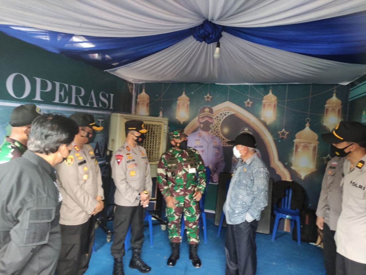 Isran Tinjau Langsung Pemantauan Posko Penyekatan dan Posko Pelayanan