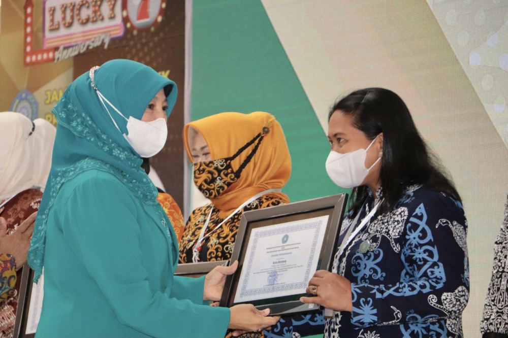 Norbaiti Serahkan Hadiah Penghargaan Pemenang Lomba PKK Tingkat Provinsi Kaltim