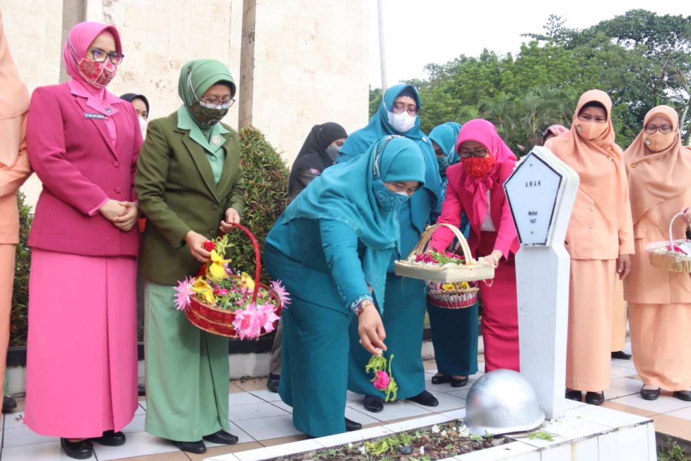 Maknai Hari Ibu, Ziarah Ke Taman Makam Pahlawan