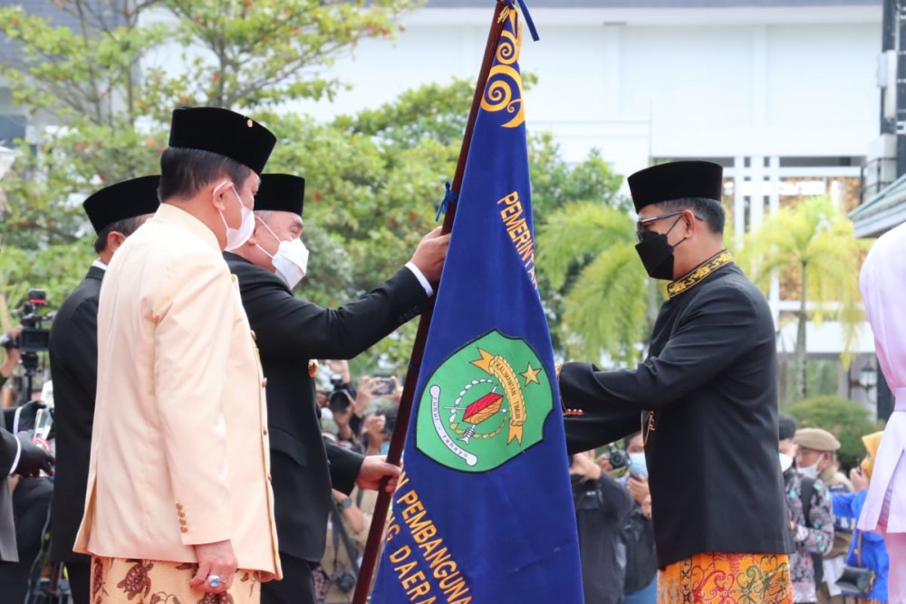 Gubernur Serahkan Panji Keberhasilan, Balikpapan Borong 15 Penghargaan Peringkat Pertama