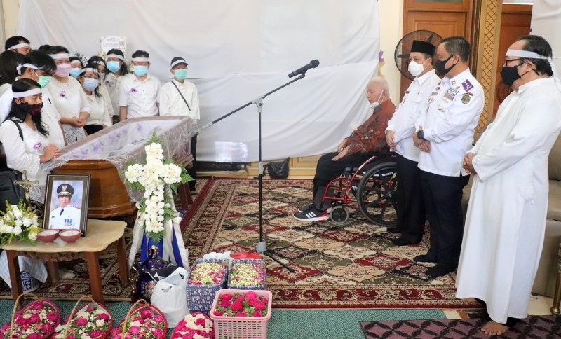 Mantan Gubernur Kaltim Yurnalis Ngayoh Dimakamkan Bersebelahan Mendiang Sang Istri