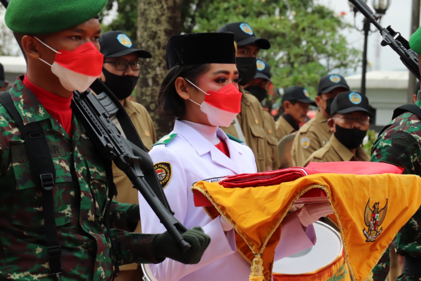 Cerita Deasly Jadi Pembawa Baki Bendera