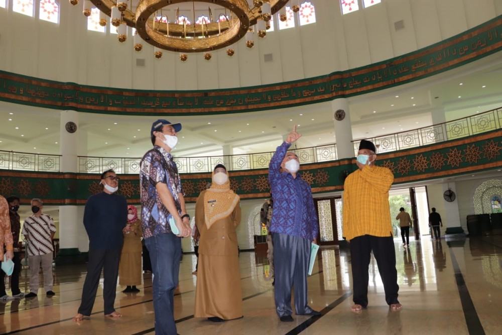 Kunjungi Masjid Agung Baitul Hikmah