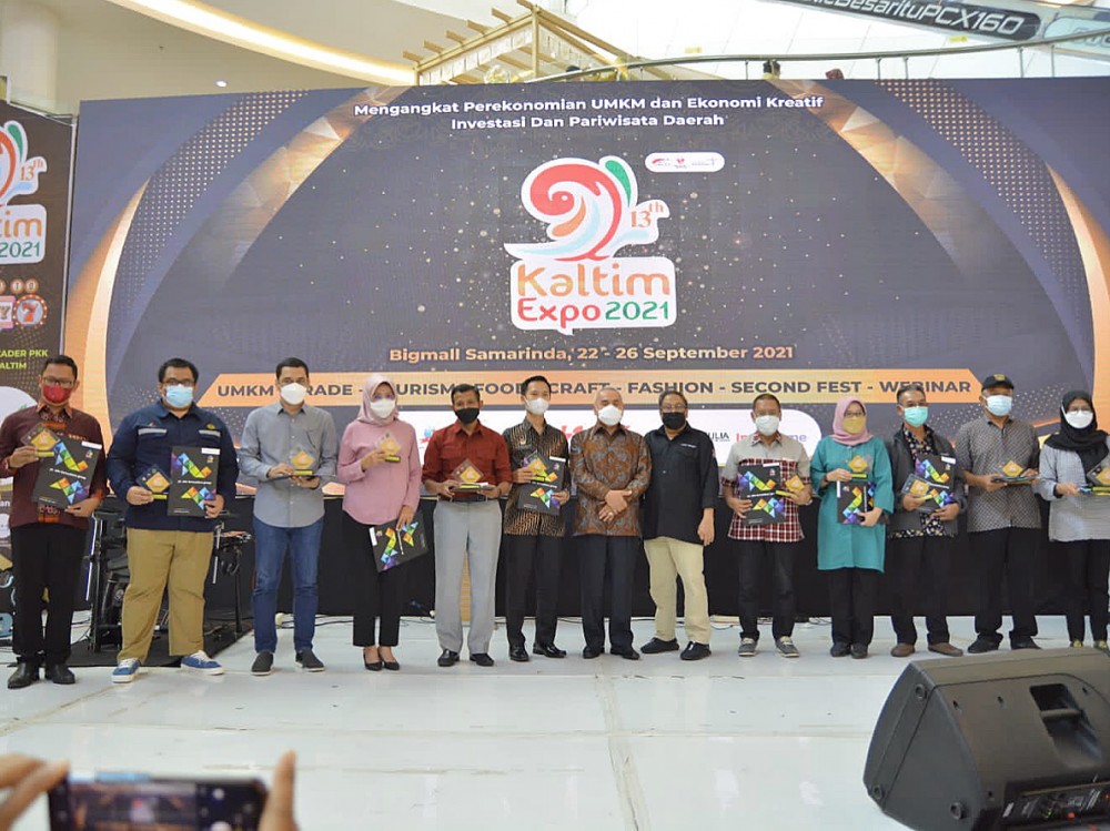 Isran Serahkan Plakat dan Sertifikat Pemenang Stand Di Kaltim Expo 2021